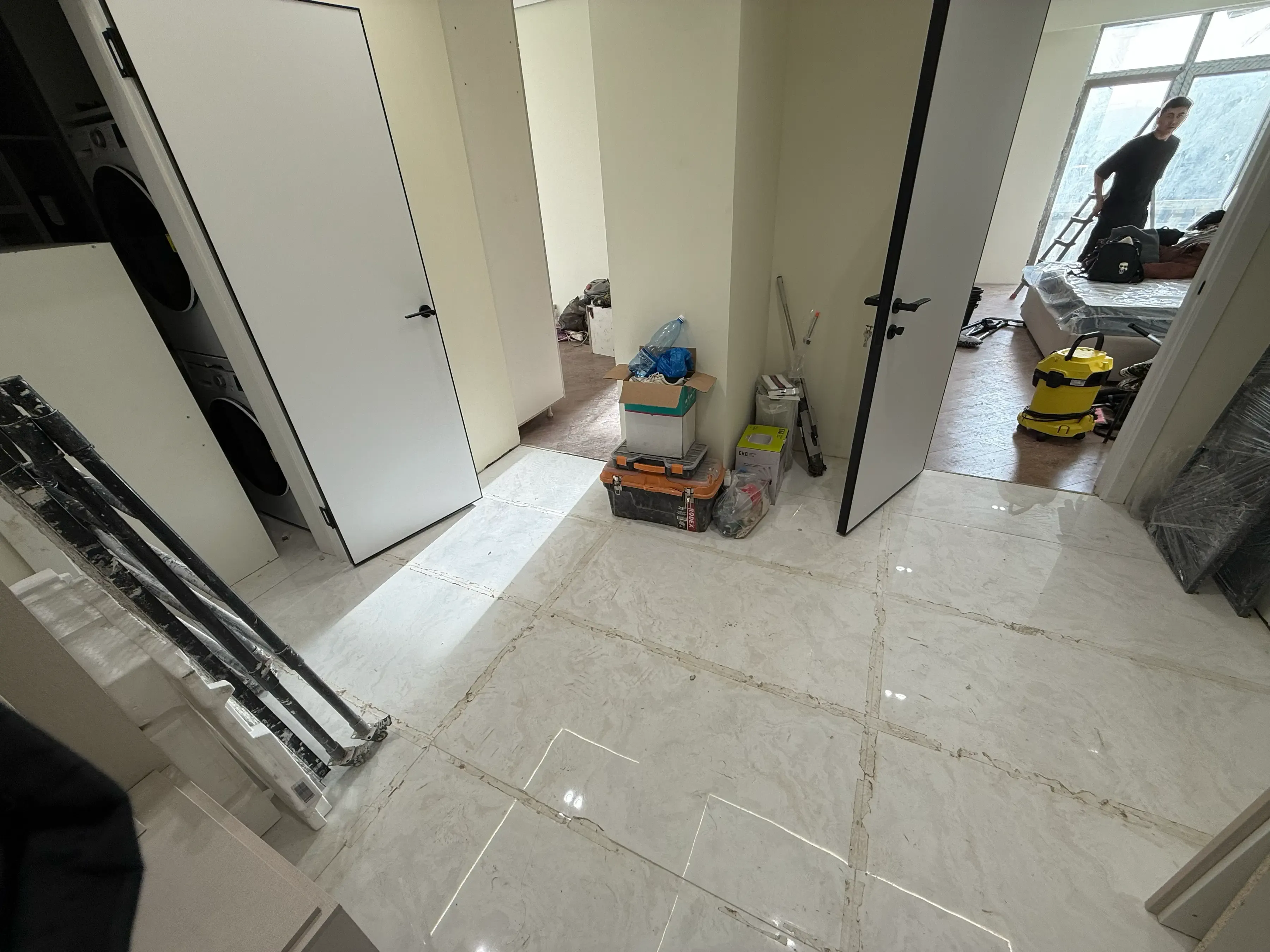 Квартира до уборки, фото 2 — Уборка после ремонта с параллельной сборкой мебели в ЖМ Ак-Кемев Бишкеке, ЖК Ак-Кеме, Бишкек