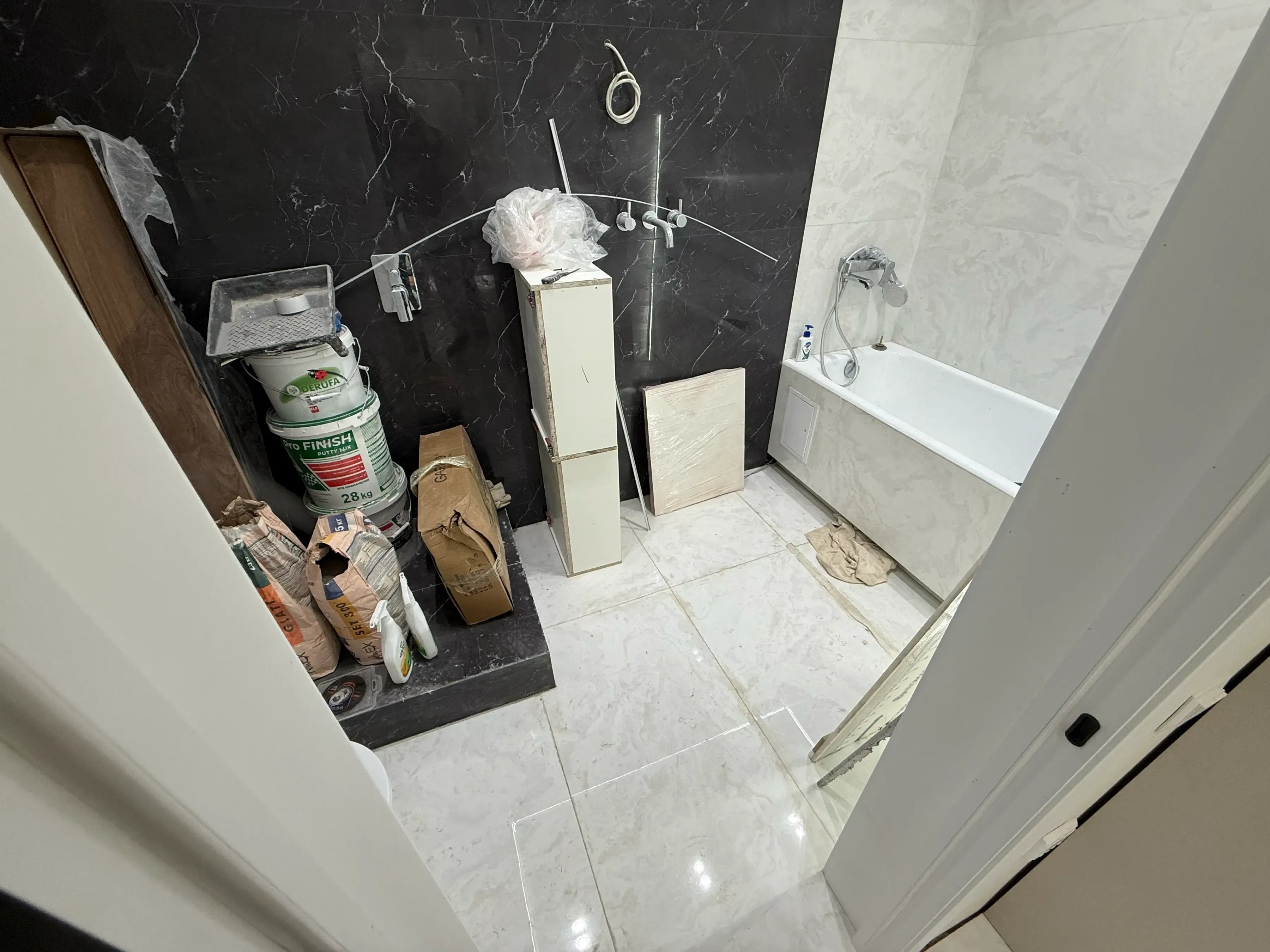 Квартира до уборки, фото 3 — Уборка после ремонта с параллельной сборкой мебели в ЖМ Ак-Кемев Бишкеке, ЖК Ак-Кеме, Бишкек