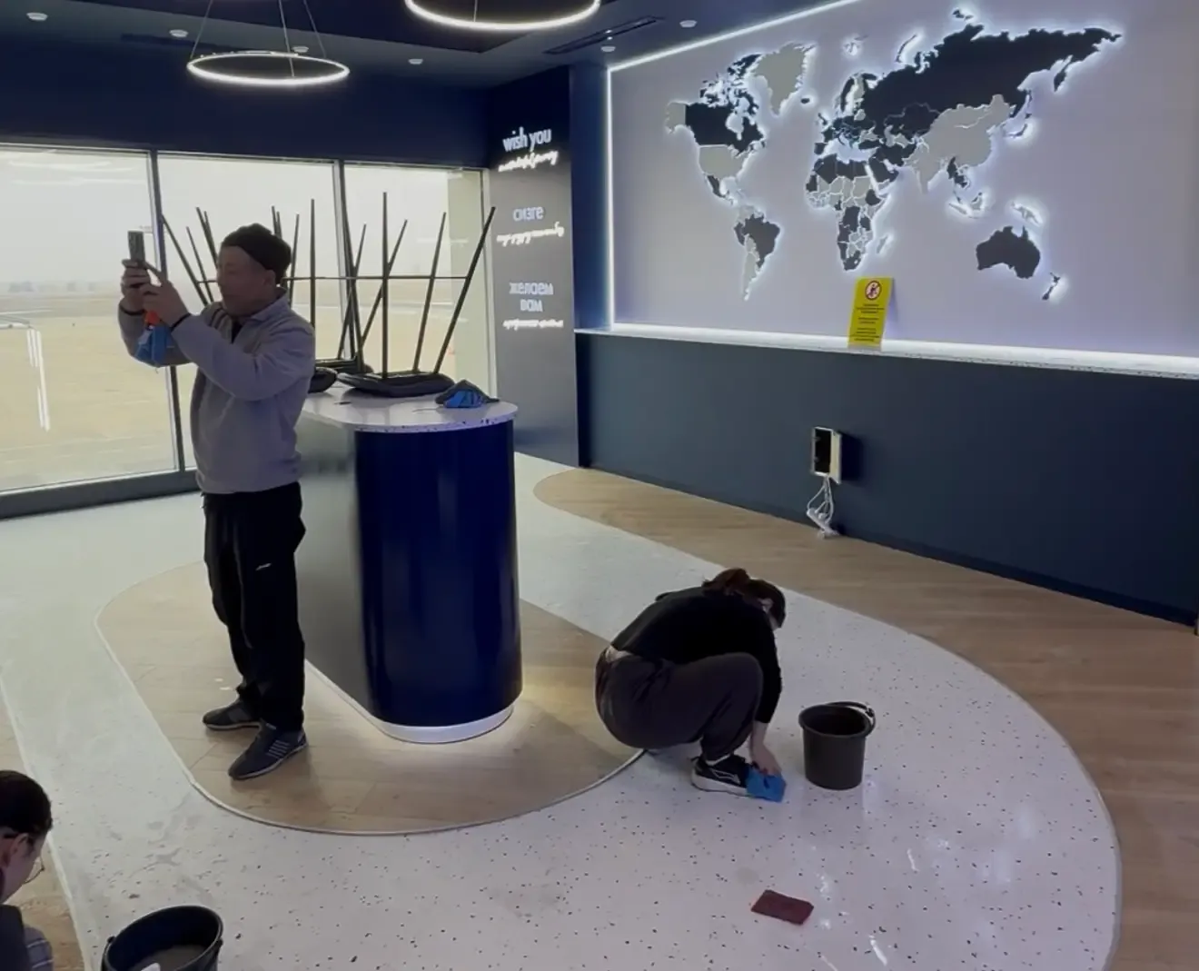 Уборка зала для курения после ремонта в аэропорту Манас в Бишкеке